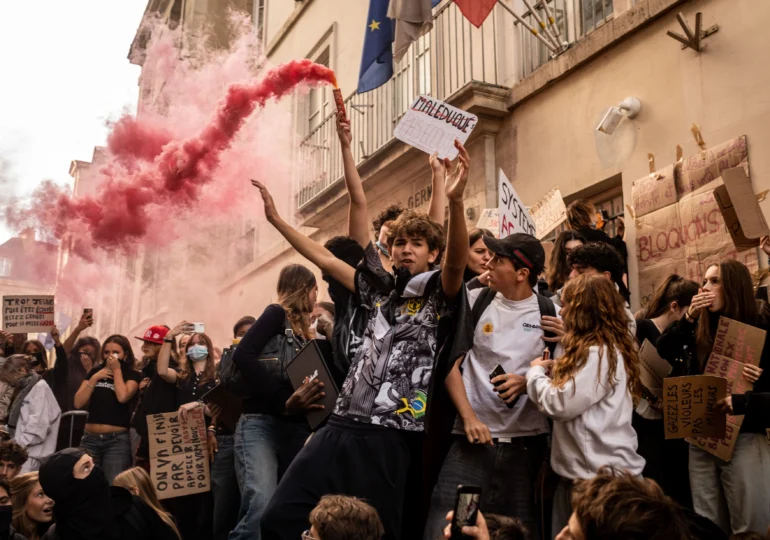 Profesorii din Franța au ajuns să se teamă să intre la clasă. Mărturia unei românce despre cauza profundă a protestelor din licee