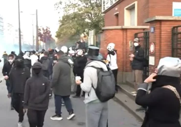 Zeci de mii de oameni au protestat, pentru a treia săptămână, la Paris. Violențe la finalul marșului (Video)