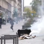 Franța: incendii și confruntări la protestele elevilor. Peste 5.000 de persoane reținute, profesorii și părinții se alătură mobilizării (Video)