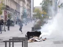 Franța: incendii și confruntări la protestele elevilor. Peste 5.000 de persoane reținute, profesorii și părinții se alătură mobilizării (Video)