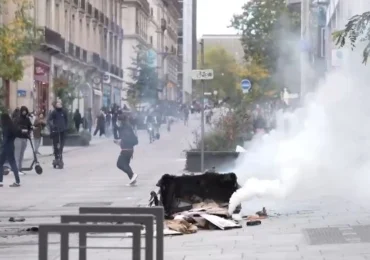 Franța: incendii și confruntări la protestele elevilor. Peste 5.000 de persoane reținute, profesorii și părinții se alătură mobilizării (Video)