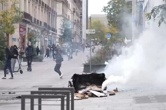 Franța: incendii și confruntări la protestele elevilor. Peste 5.000 de persoane reținute, profesorii și părinții se alătură mobilizării (Video)