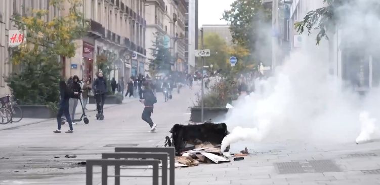 Franța: incendii și confruntări la protestele elevilor. Peste 5.000 de persoane reținute, profesorii și părinții se alătură mobilizării (Video)
