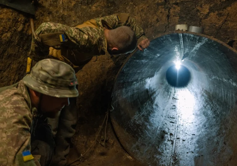 <span style="color:#990000;">Ziua 1708</span> Operațiunea „Veles”: lupta se dă în conducte (Video). Trump anunță o întâlnire Putin - Zelenski. Ucraina primește Patriot cu porția