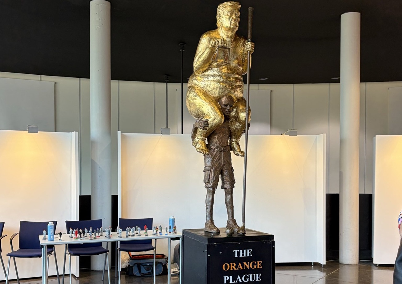Statuie satirică cu Donald Trump, expusă la Strasbourg