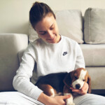 Olha Kharlan, într-un moment de tandrețe - Foto: Instagram/ Olha Kharlan Olha Kharlan și cățelul ei