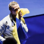 Olha Kharlan sărută steagul Ucrainei după victorie - Foto: Instagram/ Olha Kharlan Olha Kharlan sărută steagul Ucrainei
