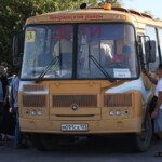 Turiștii sunt transferați în portul Kerci pentru a fi urcați pe un feribot cu un autobuz vechi - Foto: Hepta.ro Autobuz rusesc pentru turiști