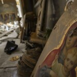 CATEDRALA. O icoană, atinsă de o schijă, a fost recuperată de voluntari după bombardamente - Foto: Hepta.ro Icoană, catedrala din Odesa