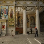 UCRAINA. Muncitorii și voluntarii fac reparații în catedrala din Odesa - Foto: Hepta.ro Catedrala Odesa, bombardată