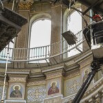 RECONSTRUCȚIE. Mai mulți muncitori au început lucrările de restaurare - Foto: Hepta.ro Catedrală Odesa, lucrări reconstrucție