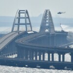 Podul Kerci, la scurt timp după atac. Un elicopter al armatei ruse încearcă să stingă incendiul - Foto: Telegram/ Rusia