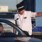 Poliția rusă a interzis accesul automobilelor pe pod, iar șoferii sunt îndreptați spre port - Foto: Hepta.ro Polițist pe podul Kerci