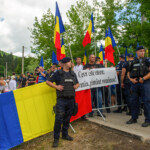 HARGHITA. Mai multe persoane protestează în timpul lucrărilor universității de vară "Tusvanyos", la care participă și prim-ministrul Ungariei Viktor Orban - Foto: Inquam/ Laszlo Beliczay Proteste naționaliste la Băile Tușnad