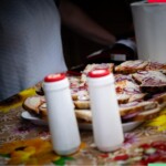 GUSTĂRI ARDELENEȘTI. Participanții la școala de vară de la Tușnad au fost serviți cu un sandviș tradițional: pâine, untură de porc, ceapă și sare - Foto: Facebook/ Viktor Orban Sandviș ardelenesc
