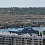 O navă militară rusească a fost transformată în feribot pentru a transporta pe continent refugiații din Crimeea - Foto: Hepta.ro Navă militară, portul Kerci