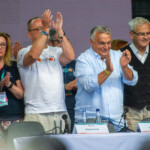DISCURS. Viktor Orban, fericit că a avut succes - Foto: Inquam/ Laszlo Beliczay Viktor Orban aplaudă de la tribună