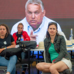 ADMIRATOARE. Trei spectatoare îl ascultă pe premierul maghiar, fiind vegheate de acesta, proiectat pe un ecran uriaș - Foto: Inquam/ Laszlo Beliczay Admiratoarele lui Viktor Orban