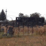 INTERVENȚIE. Pompierii golesc controlat cisternele care mai au încă gaze pentru a evita o nouă tragedie - Foto: Spotmedia.ro Cisternă, în flăcări, udată de pompieri