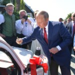 AUTOGRAF. Vladimir Putin semnează pe capota unei mașini, transformată în cartea de onoare a nunții ministrului de Externe din Austria - Foto: Hepta.ro Vladimir Putin, autograf Austria