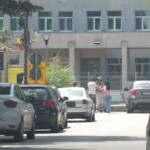 PACIENȚI. Curioși și foști pacienți s-au aflat în fața spitalului a doua zi după șocantul episod - Foto: Spotmedia.ro Agitație Spitalul Urziceni