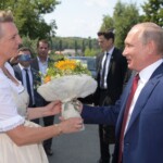AUSTRIA. Vladimir Putin, invitat la nunta lui Karin Kneissl, ministru de externe austriac, în august 2018 - Foto: Hepta.ro Vladimir Putin, Karin Kneissl, nuntă, flori