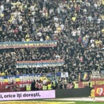 Cele două bannere afișate de gruparea extremistă la meciul România - Kosovo - Foto: Spotmedia.ro Bannere politice, afișate de ultrașii AUR
