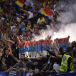O grupare ultras, fondată de George Simion, liderul AUR, a afișat un banner anti Kosovo - Foto: Inquam Photos/ Alex Nicodim Ultrași România, anti Kosovo