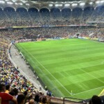Terenul a fost gol timp de 40 de minute după incidentul provocat de ultrașii extremiști - Foto: Spotmedia.ro Tribune meci România - Kosovo