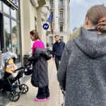 Străzile nu sunt populate, iar tinerele mame pot fi zărite plimbându-și copiii pe străzi sau stând la coadă să intre într-un coffee shop - Foto: Spotmedia.ro Riga Letonia Locuitori
