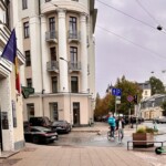Pe străzile din Riga nu e aglomerație nici de mașini și nici de oameni - Foto: Spotmedia.ro Riga Letonia Străzi
