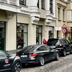Riga are bulevardele largi, iar parcările din zona centrală sunt toate cu plată - Foto: Spotmedia.ro Riga Letonia Mașini