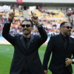Elias Charalambous si Marius Popa costumati ies pe teren inaintea meciului de fotbal dintre FCSB si Universitatea Craiova, din cadrul Play off-ului Superligii Superbet, desfasurat pe Arena Nationala din Bucuresti, sambata 17 mai 2025. © FOTO:SPORT PICTURES