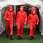 Trei fotbalisti ros albastrii costumati ies pe teren inaintea meciului de fotbal dintre FCSB si Universitatea Craiova, din cadrul Play off-ului Superligii Superbet, desfasurat pe Arena Nationala din Bucuresti, sambata 17 mai 2025. © FOTO:SPORT PICTURES