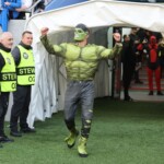 Un fotbalist ros albastru costumat iese pe teren inaintea meciului de fotbal dintre FCSB si Universitatea Craiova, din cadrul Play off-ului Superligii Superbet, desfasurat pe Arena Nationala din Bucuresti, sambata 17 mai 2025. © FOTO:SPORT PICTURES