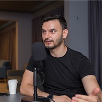 Adrian Ispas (Vatis Tech), despre aplicația care transcrie din voce - text în română cu o acuratețe de 97%. În viitor, s-ar putea să uităm să scriem de la tastatură